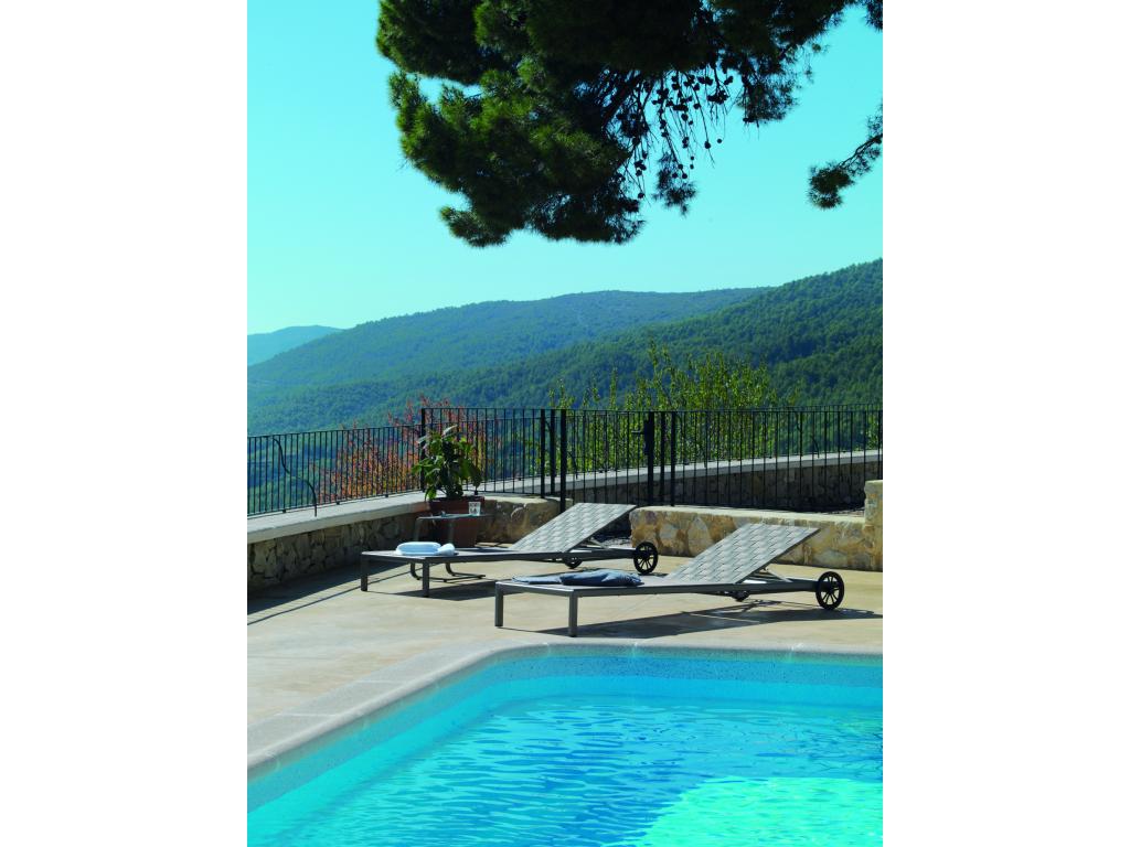 Delimoa aluminum and Fifertex fiber chaise longue with black cushion 46827XOJO